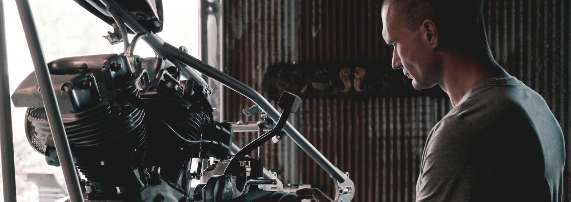 Mechanic inspecting a vehicle in a workshop